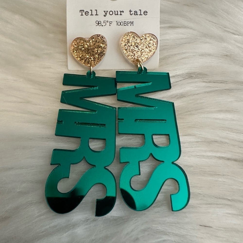 🩷5/$10 Green MRS Earrings